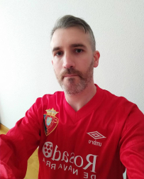 Los lectores de Diario de Navarra posan con la camiseta de sus equipos preferidos durante el confinamiento en sus casa con motivo de la pandemia de coronavirus.