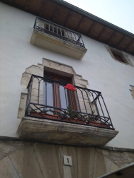 El pañuelo de San Fermín este sábado en todas las ventanas de Navarra. Esa es la idea con la que la capilla de San Fermín hace un llamamiento con motivo del cuarto peldaño de la escalera, este 4 de abril,