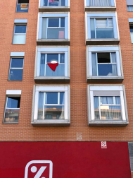 El pañuelo de San Fermín este sábado en todas las ventanas de Navarra. Esa es la idea con la que la capilla de San Fermín hace un llamamiento con motivo del cuarto peldaño de la escalera, este 4 de abril,