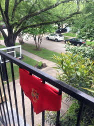 El pañuelo de San Fermín este sábado en todas las ventanas de Navarra. Esa es la idea con la que la capilla de San Fermín hace un llamamiento con motivo del cuarto peldaño de la escalera, este 4 de abril,