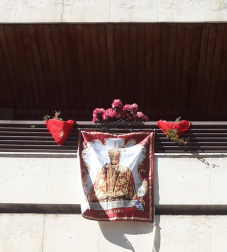 El pañuelo de San Fermín este sábado en todas las ventanas de Navarra. Esa es la idea con la que la capilla de San Fermín hace un llamamiento con motivo del cuarto peldaño de la escalera, este 4 de abril,