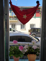 El pañuelo de San Fermín este sábado en todas las ventanas de Navarra. Esa es la idea con la que la capilla de San Fermín hace un llamamiento con motivo del cuarto peldaño de la escalera, este 4 de abril,