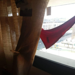 El pañuelo de San Fermín este sábado en todas las ventanas de Navarra. Esa es la idea con la que la capilla de San Fermín hace un llamamiento con motivo del cuarto peldaño de la escalera, este 4 de abril,