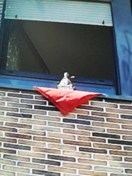 El pañuelo de San Fermín este sábado en todas las ventanas de Navarra. Esa es la idea con la que la capilla de San Fermín hace un llamamiento con motivo del cuarto peldaño de la escalera, este 4 de abril,