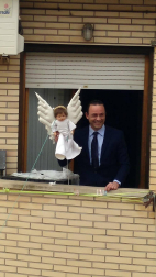 Los tudelanos tiraron este domingo de imaginación para mantener la tradición de la Bajada del Ángel.