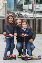 Sacaron a la calle patinetes, pelotas y bicicletas. Pero también lucieron sonrisas y una mezcolanza de cautela que compartieron con sus padres. Manteniendo las distancias, miles de menores de 14 años experimentaron qué significó romper una cuarentena que les ha privado de amigos, colegio y una familia al completo desde el 15 de marzo. Este domingo, todo cambió. Al menos para el primer paso.