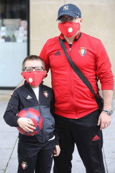 Sacaron a la calle patinetes, pelotas y bicicletas. Pero también lucieron sonrisas y una mezcolanza de cautela que compartieron con sus padres. Manteniendo las distancias, miles de menores de 14 años experimentaron qué significó romper una cuarentena que les ha privado de amigos, colegio y una familia al completo desde el 15 de marzo. Este domingo, todo cambió. Al menos para el primer paso.