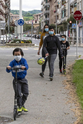 El primer día en el que se permite la salida de menores acompañados a la calle, durante una hora, está transcurriendo con normalidad en Navarra, salvo algunas aglomeraciones de personas en determinadas zonas de Pamplona, han informado fuentes policiales.