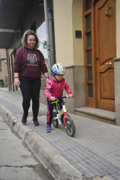 El primer día en el que se permite la salida de menores acompañados a la calle, durante una hora, está transcurriendo con normalidad en Navarra, salvo algunas aglomeraciones de personas en determinadas zonas de Pamplona, han informado fuentes policiales.