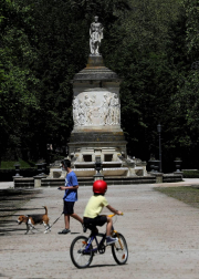 Imágenes de las jornadas del 2 y 3 de mayo, en las que los navarros han salido a la calle a pasear y hacer deporte entre las 6 y las 10 de la mañana, y las 20 y las 23 de la noche.