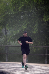 Imágenes de la jornada del 2 de mayo, en la que los navarros pueden salir a la calle a pasear y hacer deporte entre las 6 y las 10 de la mañana, y las 20 y las 23 de la noche.