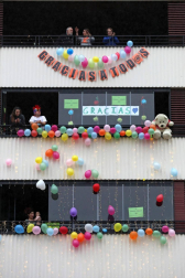 Los vecinos del edificio del barrio pamplonés situado en la plaza entre las calles Londres y Madrid celebraron este domingo, 10 de mayo,una fiesta de disfraces como agradecimiento a los que han aguantado el confinamiento durante la epidemia de coronavirus.