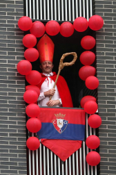 Los vecinos del edificio del barrio pamplonés situado en la plaza entre las calles Londres y Madrid celebraron este domingo, 10 de mayo,una fiesta de disfraces como agradecimiento a los que han aguantado el confinamiento durante la epidemia de coronavirus.