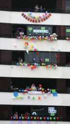 Los vecinos del edificio del barrio pamplonés situado en la plaza entre las calles Londres y Madrid celebraron este domingo, 10 de mayo,una fiesta de disfraces como agradecimiento a los que han aguantado el confinamiento durante la epidemia de coronavirus.