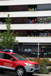 Los vecinos del edificio del barrio pamplonés situado en la plaza entre las calles Londres y Madrid celebraron este domingo, 10 de mayo,una fiesta de disfraces como agradecimiento a los que han aguantado el confinamiento durante la epidemia de coronavirus.