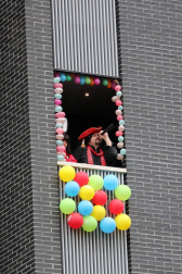 Los vecinos del edificio del barrio pamplonés situado en la plaza entre las calles Londres y Madrid celebraron este domingo, 10 de mayo,una fiesta de disfraces como agradecimiento a los que han aguantado el confinamiento durante la epidemia de coronavirus.