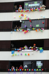 Los vecinos del edificio del barrio pamplonés situado en la plaza entre las calles Londres y Madrid celebraron este domingo, 10 de mayo,una fiesta de disfraces como agradecimiento a los que han aguantado el confinamiento durante la epidemia de coronavirus.