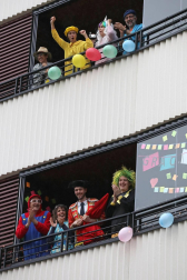Los vecinos del edificio del barrio pamplonés situado en la plaza entre las calles Londres y Madrid celebraron este domingo, 10 de mayo,una fiesta de disfraces como agradecimiento a los que han aguantado el confinamiento durante la epidemia de coronavirus.