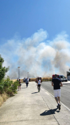 Las llamas afectaron a un campo cosechado quemado la paja restante y ocasionando una columna de humo que alertó este domingo, 21 de junio, a los vecinos de Sarriguren.
