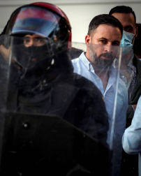 El presidente de Vox, Santiago Abascal, ha anunciado que denunciará al lehendakari, Iñigo Urkullu, por "delito electoral" en un mitin en Irún que se ha celebrado en un clima tenso, plagado de insultos y gritos pese a un fuerte dispositivo policial que ha evitado que los manifestantes accedan al lugar donde se ha realizado.