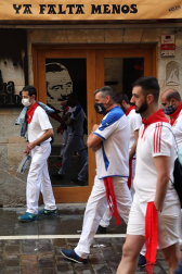 Varios mozos se han concentrado este martes, 7 de julio, en la Cuesta de Santo Domingo para entonar el cántico al Santo.