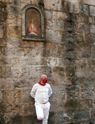 Varios mozos se han concentrado este martes, 7 de julio, en la Cuesta de Santo Domingo para entonar el cántico al Santo.