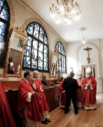 Varios mozos se han concentrado este martes, 7 de julio, en la Cuesta de Santo Domingo para entonar el cántico al Santo.