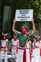 Fotos de la concentración de protesta realizada este martes, 7 de julio, en Pamplona para pedir el final de las corridas de toros. Los grupos AnimaNaturalis y PETA han pedido que éste sea el fin definitivo de la tauromaquia.