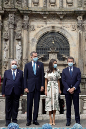 El rey Felipe VI ha presidido, junto con la reina Letizia, la tradicional Ofrenda que cada 25 de julio se realiza al Apóstol Santiago, que ha tenido lugar en la Iglesia de San Martiño Pinario por las obras en la Catedral.