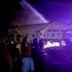 Un avión se parte en trozos tras aterrizar en un aeropuerto del sur de India