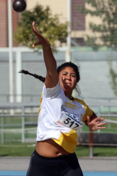 La segunda jornada del campeonato navarro absoluto de atletismo se disputó este domingoen las pistas de Larrabide. Las diferentes pruebas tuvieron que disputarse a puerta cerrada debido a las medidas de seguridad por la pandemia del coronavirus. Con esta jornada se ha puesto fin al campeonato navarro absoluto de atletismo.