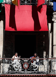 Fotos de la actuación en Pamplona de la cantaora Remedios Amaya, que ha sido la encargada de estrenar el balcón del Ayuntamiento en el marco del festival 'Flamenco on Fire'.