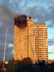 Un gran incendio devora los pisos superiores de una torre del norte de Madrid