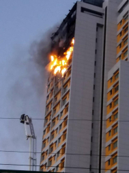 Un gran incendio devora los pisos superiores de una torre del norte de Madrid
