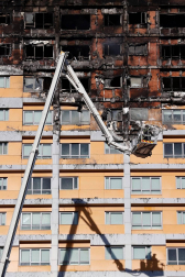 Un gran incendio devora los pisos superiores de una torre del norte de Madrid