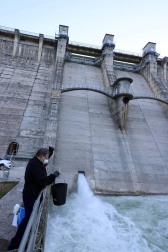 Este martes la Mancomunidad de la Comarca de Pamplona ha iniciado el desembalse de las aguas de fondo de Eugi . Esta operación, que se ejecuta desde 1991, trata de “ mejorar la calidad del agua suministrada”.