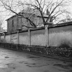 El primer fotógrafo en recibir el Premio Príncipe de Viana recorre su trayectoria a través de fotografías, siempre enclavadas en los lugares donde transcurre la vida normal: “Ni postales, ni cloacas”.