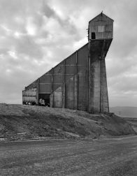 El primer fotógrafo en recibir el Premio Príncipe de Viana recorre su trayectoria a través de fotografías, siempre enclavadas en los lugares donde transcurre la vida normal: “Ni postales, ni cloacas”.