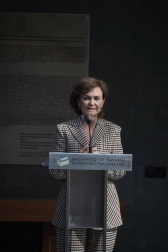 La vicepresidenta primera del Gobierno, Carmen Calvo, ha participado en la entrega de declaraciones de reparación y reconocimiento personal a 20 víctimas de la represión del franquismo en Navarra llevada a cabo en el Parlamento foral.