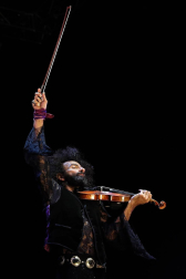 El violinista libanés conmovió en el pabellón pamplonés, acompañado esta vez por el pianista cubano Iván 'Melón' Lewis.