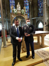 Los Amigos de la Colegiata y el Consejo Navarra del Movimiento Europeo reconocen su labor en el apoyo de los peregrinos