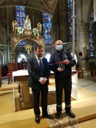 Los Amigos de la Colegiata y el Consejo Navarra del Movimiento Europeo reconocen su labor en el apoyo de los peregrinos