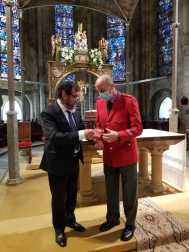 Los Amigos de la Colegiata y el Consejo Navarra del Movimiento Europeo reconocen su labor en el apoyo de los peregrinos