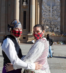 Importante despliegue policial para controlar los accesos a la plaza y un ambiente enrarecido en el que se han mezclado devoción, curiosidad y resignación.