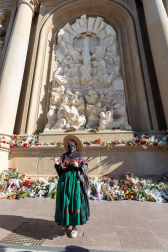 Importante despliegue policial para controlar los accesos a la plaza y un ambiente enrarecido en el que se han mezclado devoción, curiosidad y resignación.