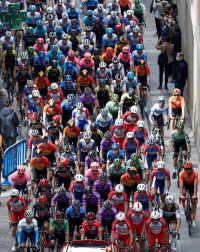 El pelotón tomó la salida desde el Parque del Runa pamplonés, atravesando las calles del casco Antiguo rumbo a Lekunberri en la segunda etapa de la Vuelta Civlista a España 2020.