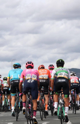 El pelotón tomó la salida desde el Parque del Runa pamplonés, atravesando las calles del casco Antiguo rumbo a Lekunberri en la segunda etapa de la Vuelta Civlista a España 2020.
