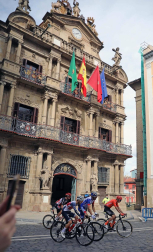 Imágenes de la salida desde Pamplona y del desarrollo de la segunda etapa entre Pamplona y Lekunberri.