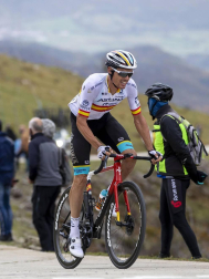 Imágenes de la salida desde Pamplona y del desarrollo de la segunda etapa entre Pamplona y Lekunberri.