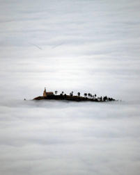 Un manto de nubes cubría la comarca de Pamplona en el amanecer de este jueves.